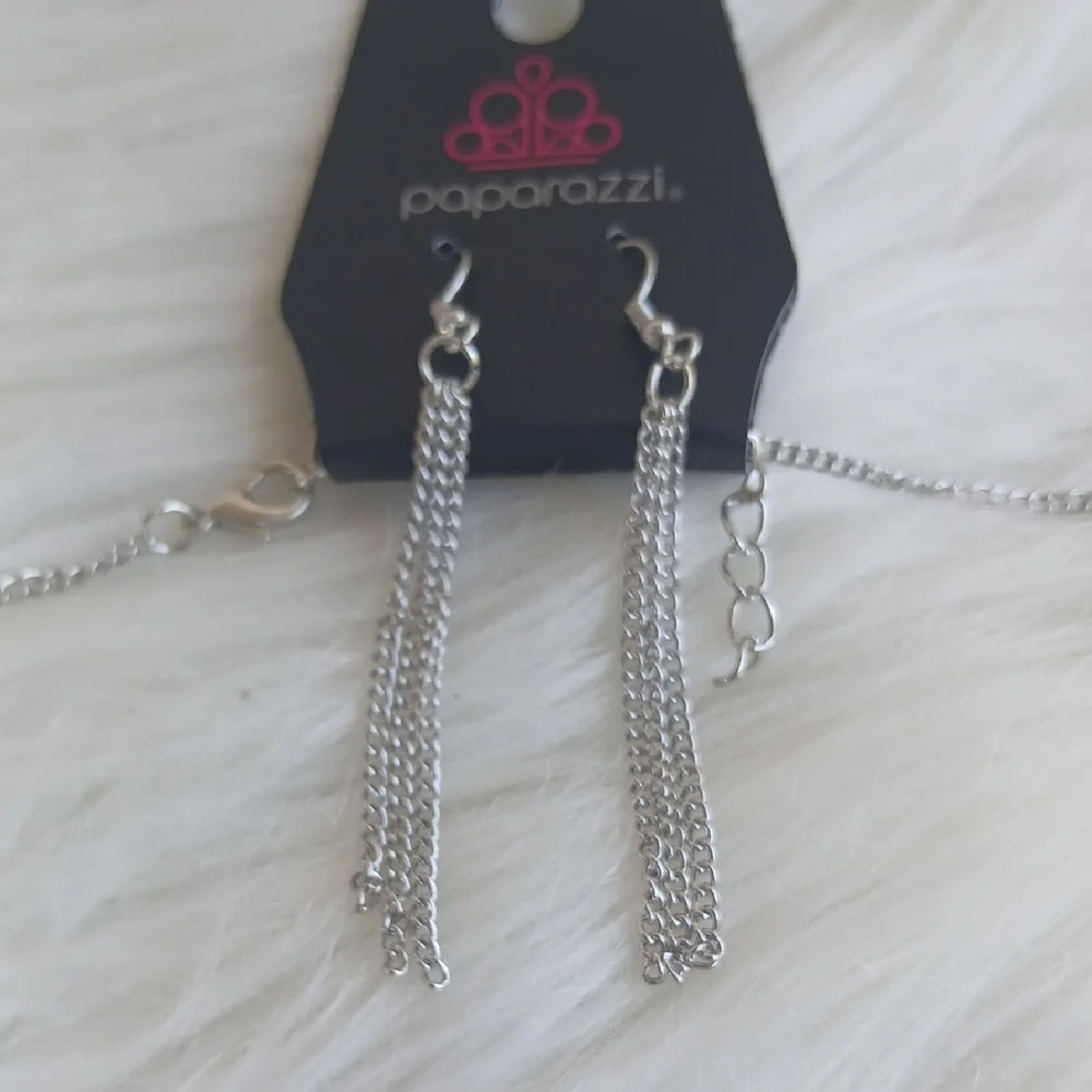 Paparazzi Silver Green Necklace with Elegant Pendant - Picture 5 of 6